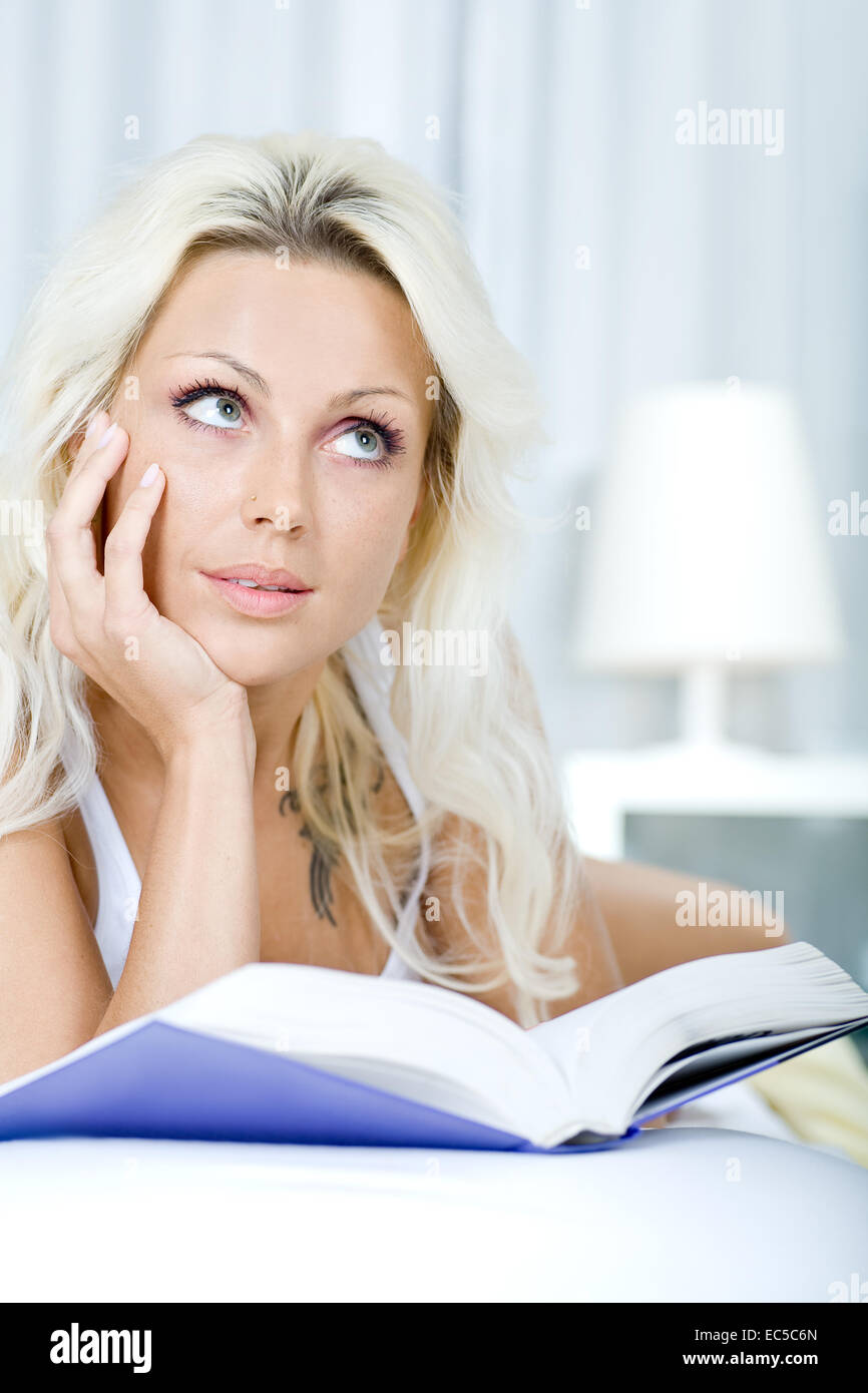 Giovane donna libro di lettura in ambienti interni Foto Stock