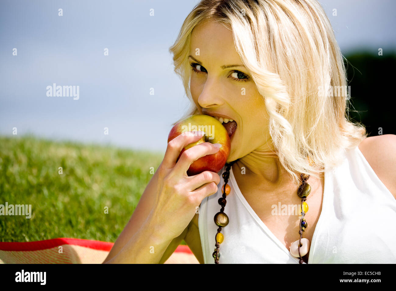 Una giovane donna di mangiare un Apple Foto Stock