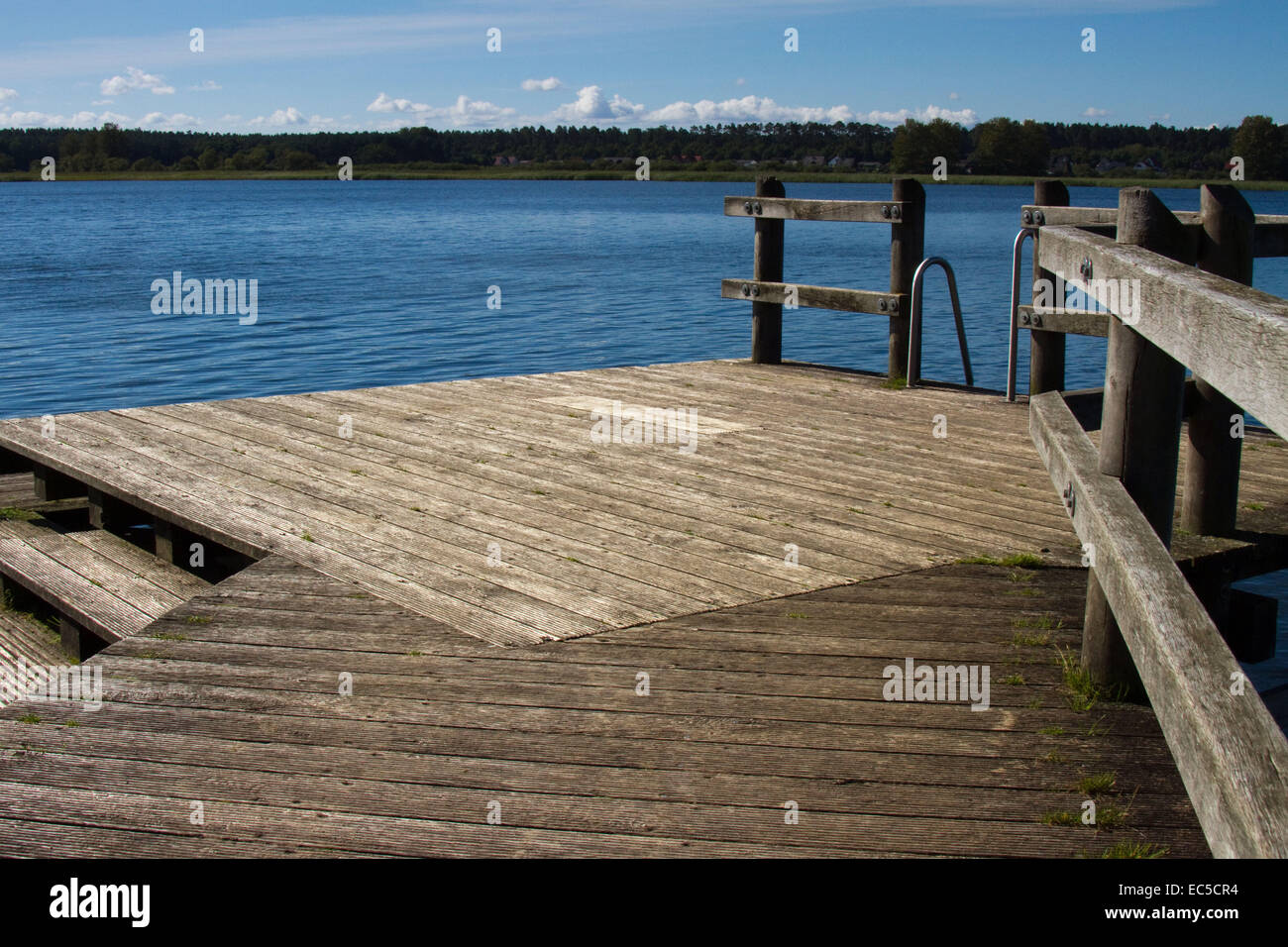 Vuoto tavole di balneazione al mare Foto Stock