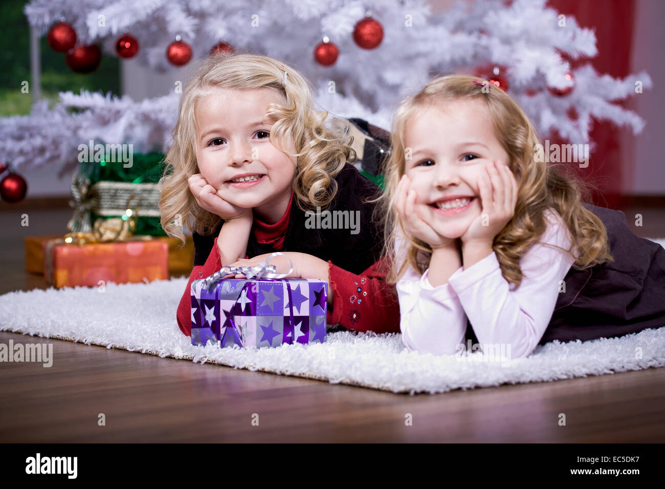 Una bambina geting il regalo di Natale Foto Stock