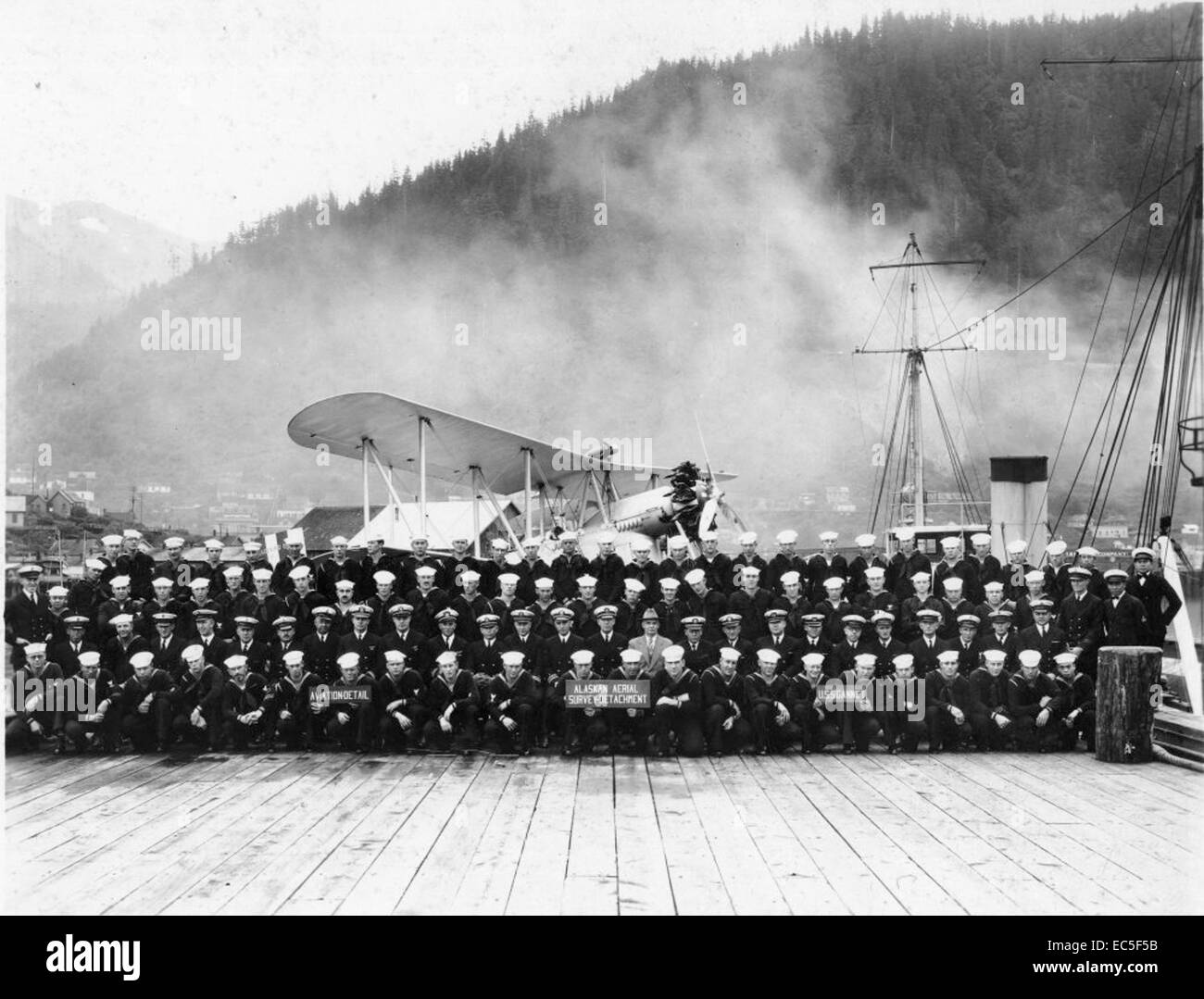 Questa immagine della serie AL-92 raffigura un aereo coinvolto in un'indagine aerea dell'Alaska. Queste indagini erano critiche per la mappatura e la ricognizione in aree remote, spesso legate a scopi militari o geologici. Foto Stock