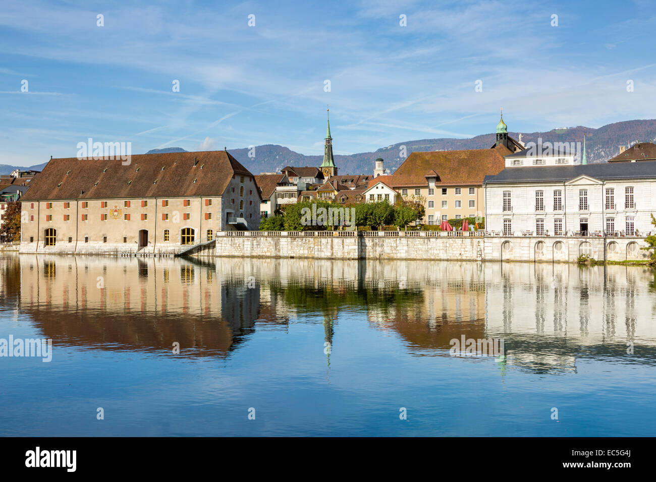 Fiume Aare che scorre attraverso la città di Solothurn, Svizzera, Europa. Foto Stock
