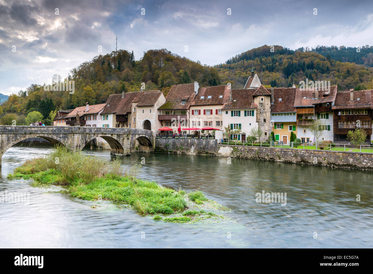 Ponte sul fiume Doubs, industria di Saint-Ursanne, Canton du Jura, Svizzera, Europa. Foto Stock