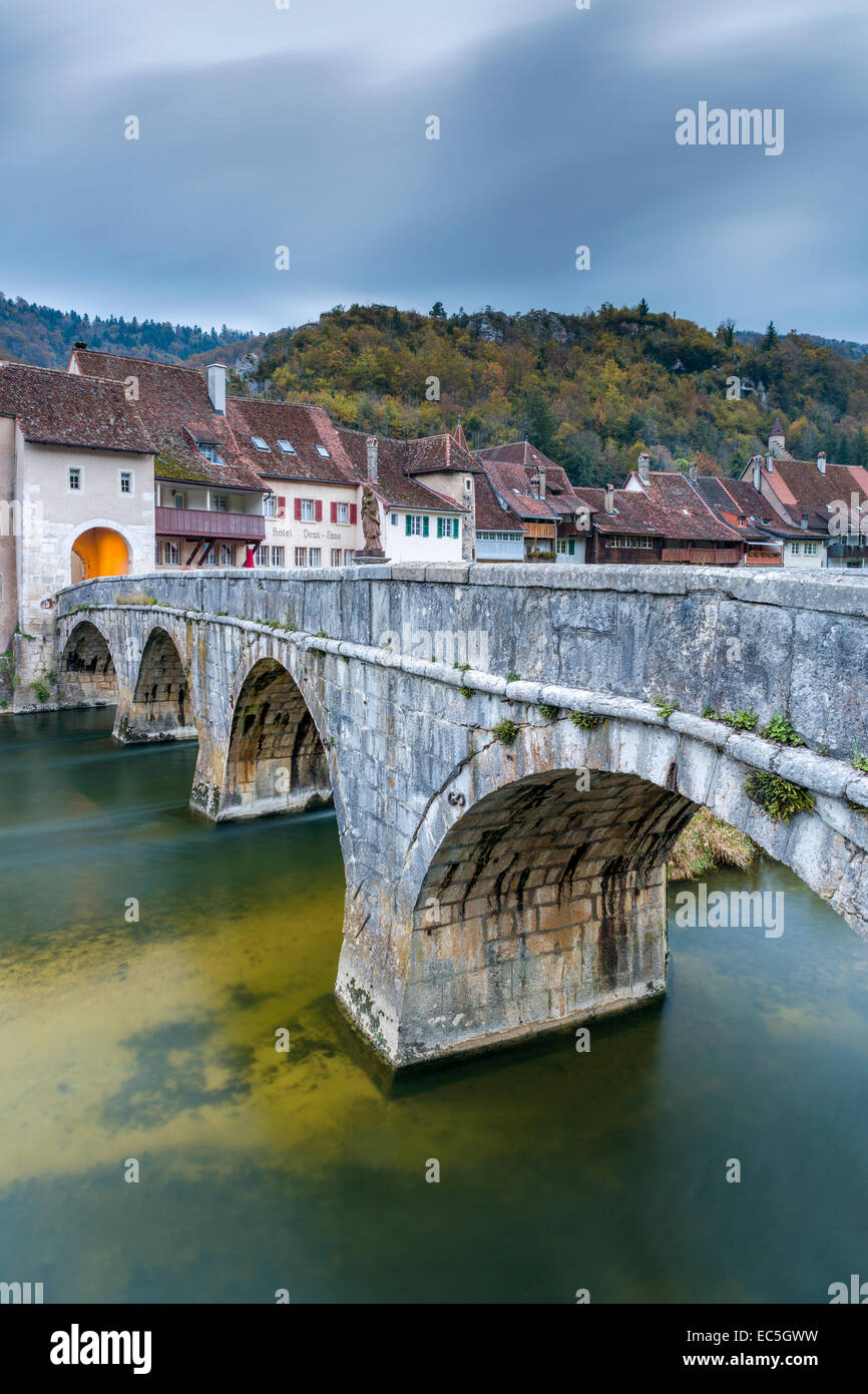 Ponte sul fiume Doubs, industria di Saint-Ursanne, Canton du Jura, Svizzera, Europa. Foto Stock
