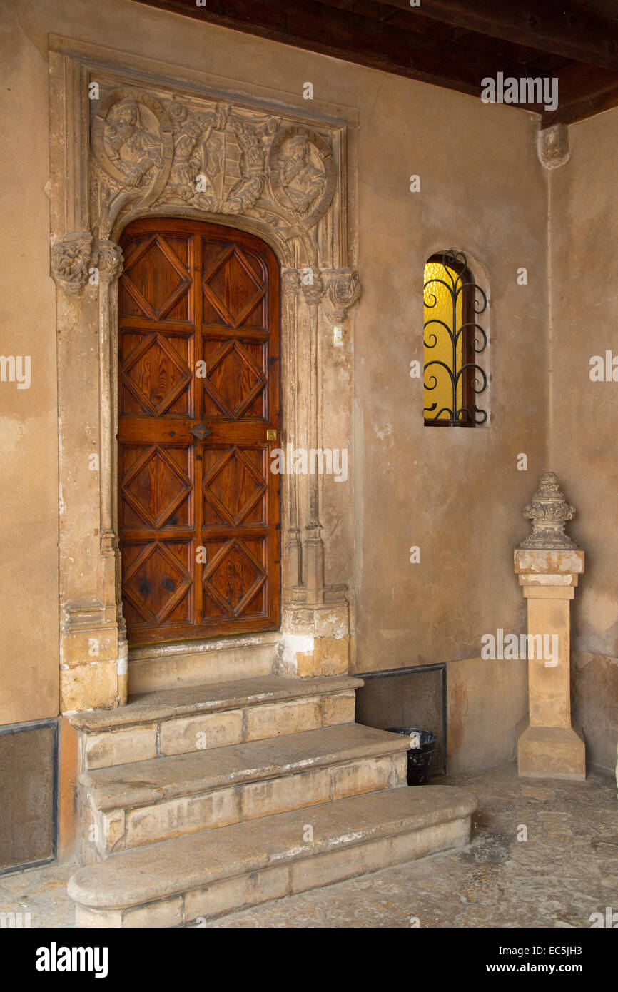 Antiche scale in pietra e in legno porta anteriore a casa in Palma de Mallorca, Mallorca, Spagna Foto Stock