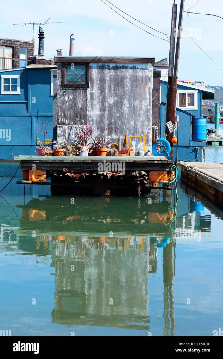 Vista di un grigio e blu houseboat in Sausalito, California Foto Stock