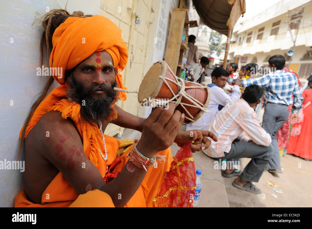 Suonare il tamburo tradizionale immagini e fotografie stock ad alta