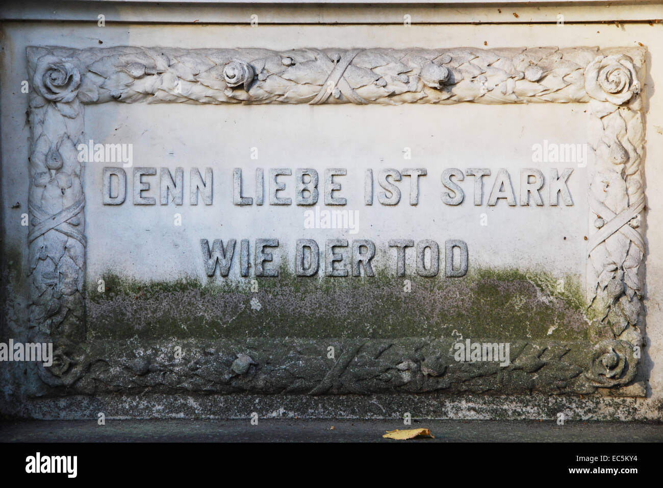 Lapide scritta su un cimitero tedesco a Berlino Foto Stock