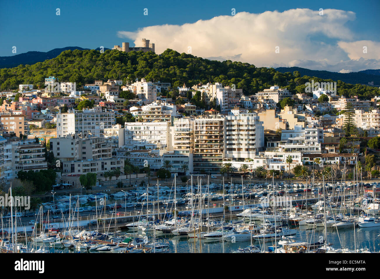 El Castillo de Bellver si affaccia sulla città di Palma de Mallorca, Spagna Foto Stock