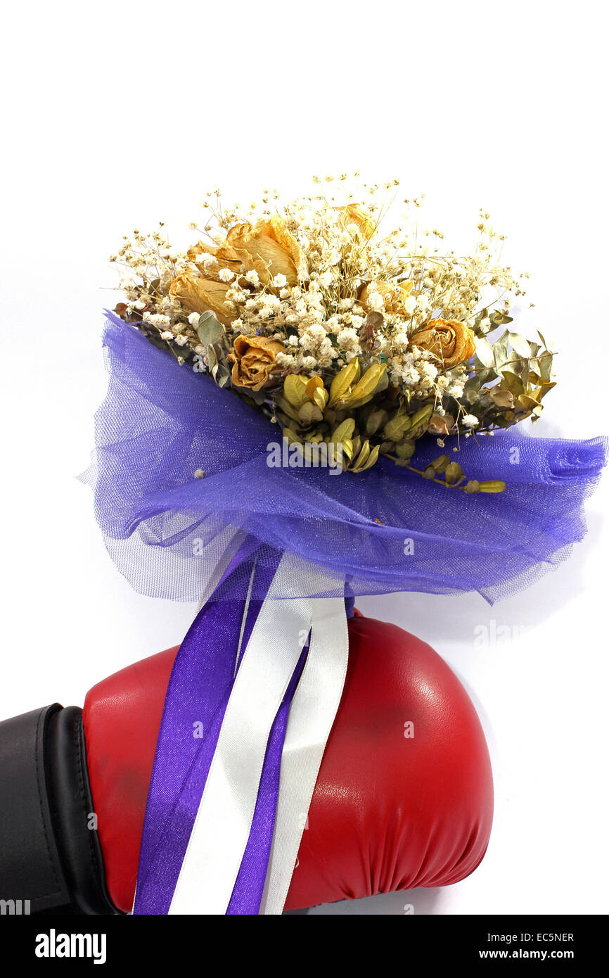 Guanto di boxe tenendo un bouquet della sposa Foto Stock
