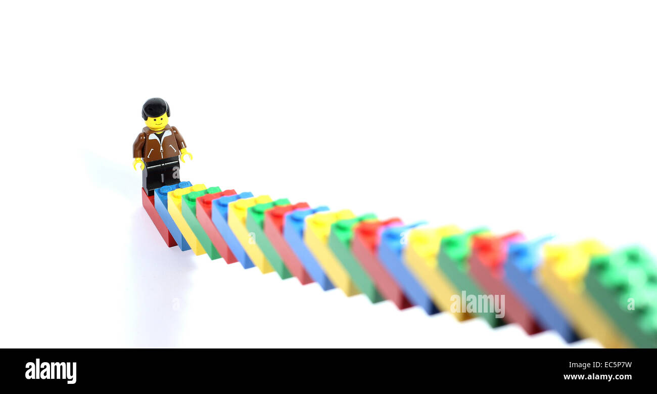 Lego figura e lego scale. In aumento. Sorridente in difficoltà. Foto Stock Lego figura e lego scale. In aumento. Sorridente in difficoltà. Foto Stock
