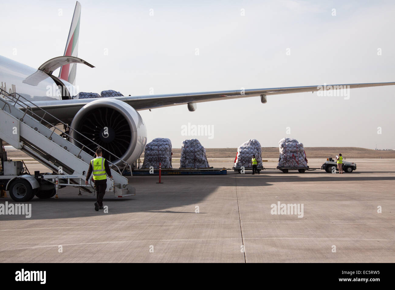 Erbil. 9 Dic 2014. Un piano di carico che trasportano della Cina di aiuti umanitari voci arriva a Erbil International Airport in i curdi iracheni capitale regionale di Erbil, Dicembre 9, 2014. Due aerei che trasportano il cinese di aiuti umanitari articoli sono arrivati a Erbil, la città capitale del Kurdistan iracheno il martedì. © Chen Xu/Xinhua/Alamy Live News Foto Stock