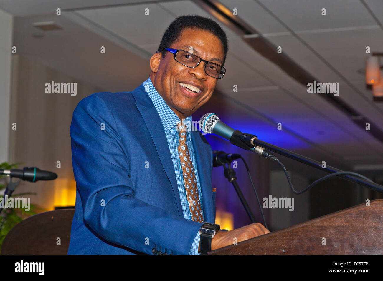 HERBIE HANCOCK presente un premio di Charles Lloyd al 57 ANNUALE DI MONTEREY JAZZ FESTIVAL GALA Foto Stock