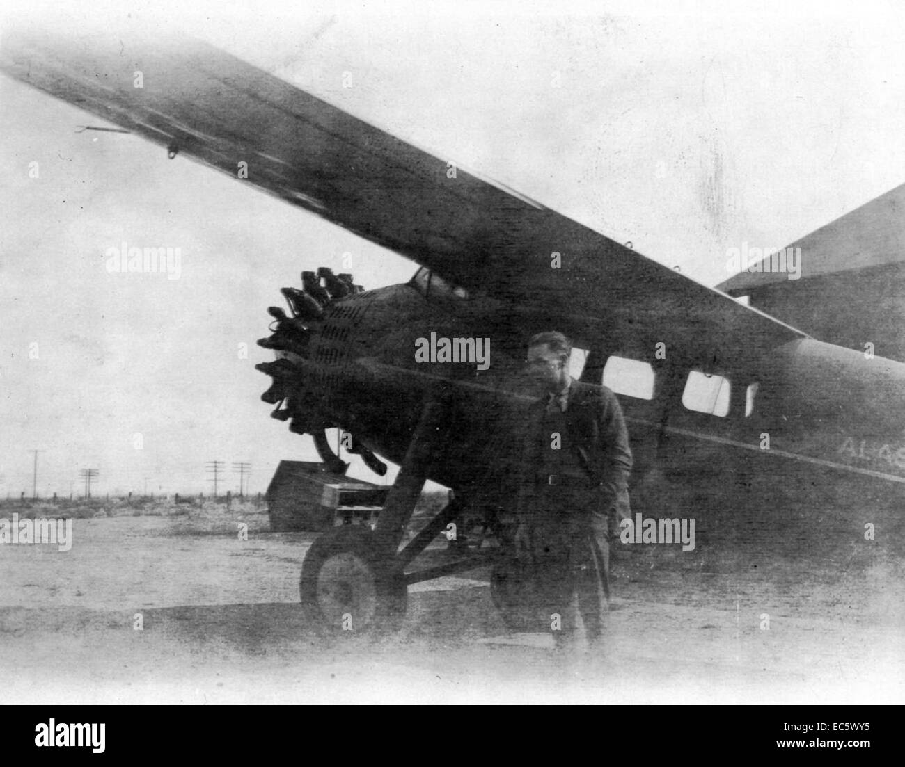 La fotografia cattura l'AL77C-011, un aereo coinvolto in missioni di rilievo e ricognizione cruciali. Faceva parte di una flotta di aeromobili incaricata di mappare e valutare aree strategiche per usi militari e civili. Il ruolo dell'aereo in queste operazioni fu parte integrante dello sviluppo della tecnologia di ricognizione aerea. Foto Stock