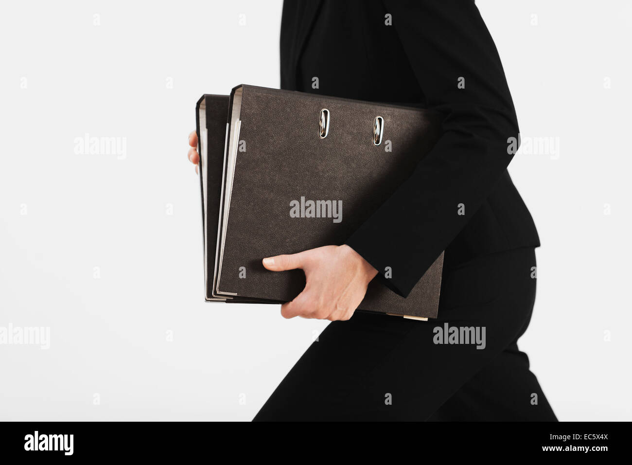 La donna corre con le cartelle di documenti lavoratore addetto quick imprenditrice della burocrazia per i dipendenti business office burocrazia lavoro Foto Stock