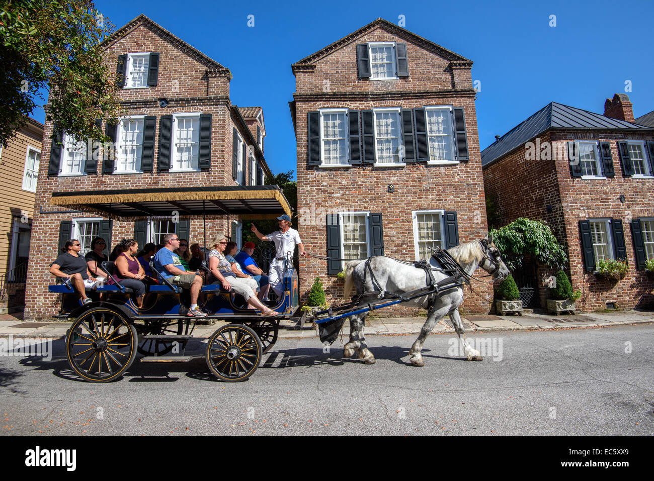 Carrozza a cavallo con i turisti che apprezzano la tradizionale architettura residenziale storica nel quartiere francese di Charleston, South Carolina Foto Stock