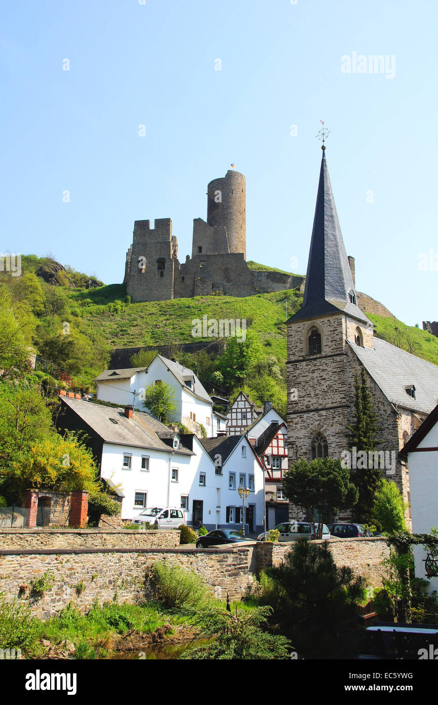 Monreal nell'Eifel con Löwenburg e chiesa Foto Stock
