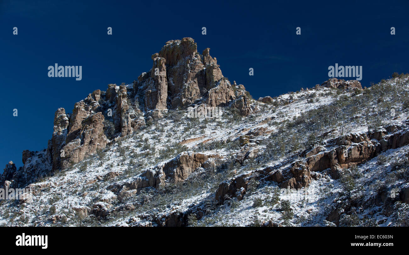 Catalina Mountains pendenza spolverato di neve, visto da un Mount Lemmon vista, alta sopra il deserto di Sonora di Tucson, Arizona. Foto Stock