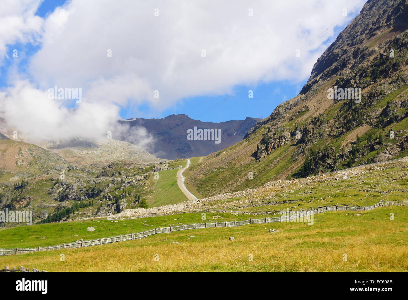 Paesaggio di montagna in Val Senales con ripidi carreggiata Foto Stock