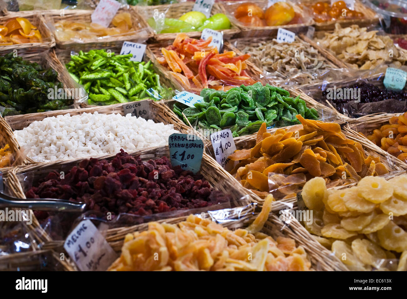 Frutta secca su un mercato in stallo in Italien Foto Stock