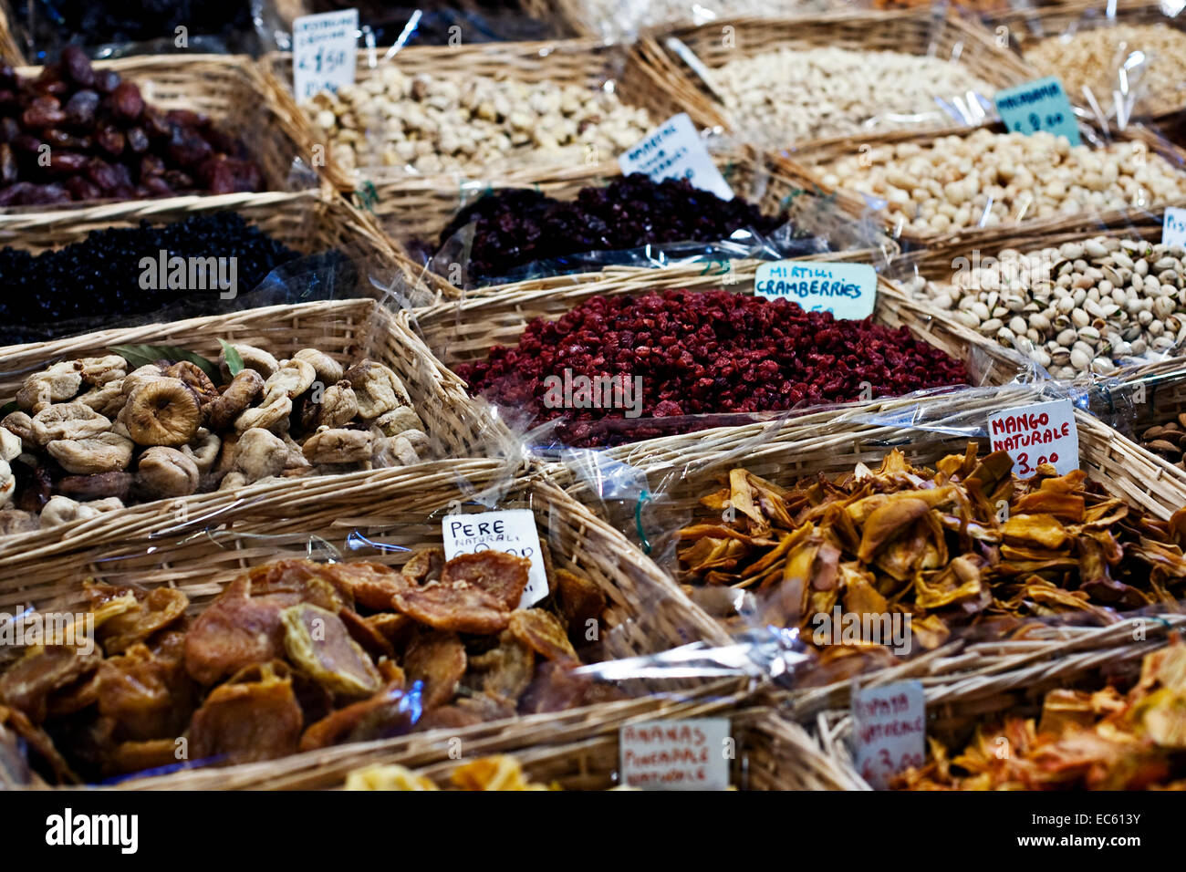 Frutta secca su un mercato in stallo in Italien Foto Stock