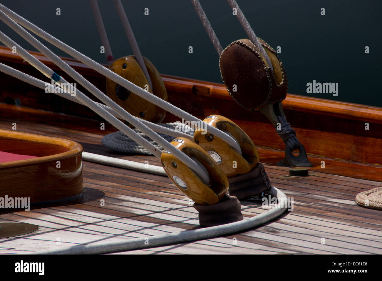 Corda di legno pulegge su un vecchio yacht a vela Foto Stock