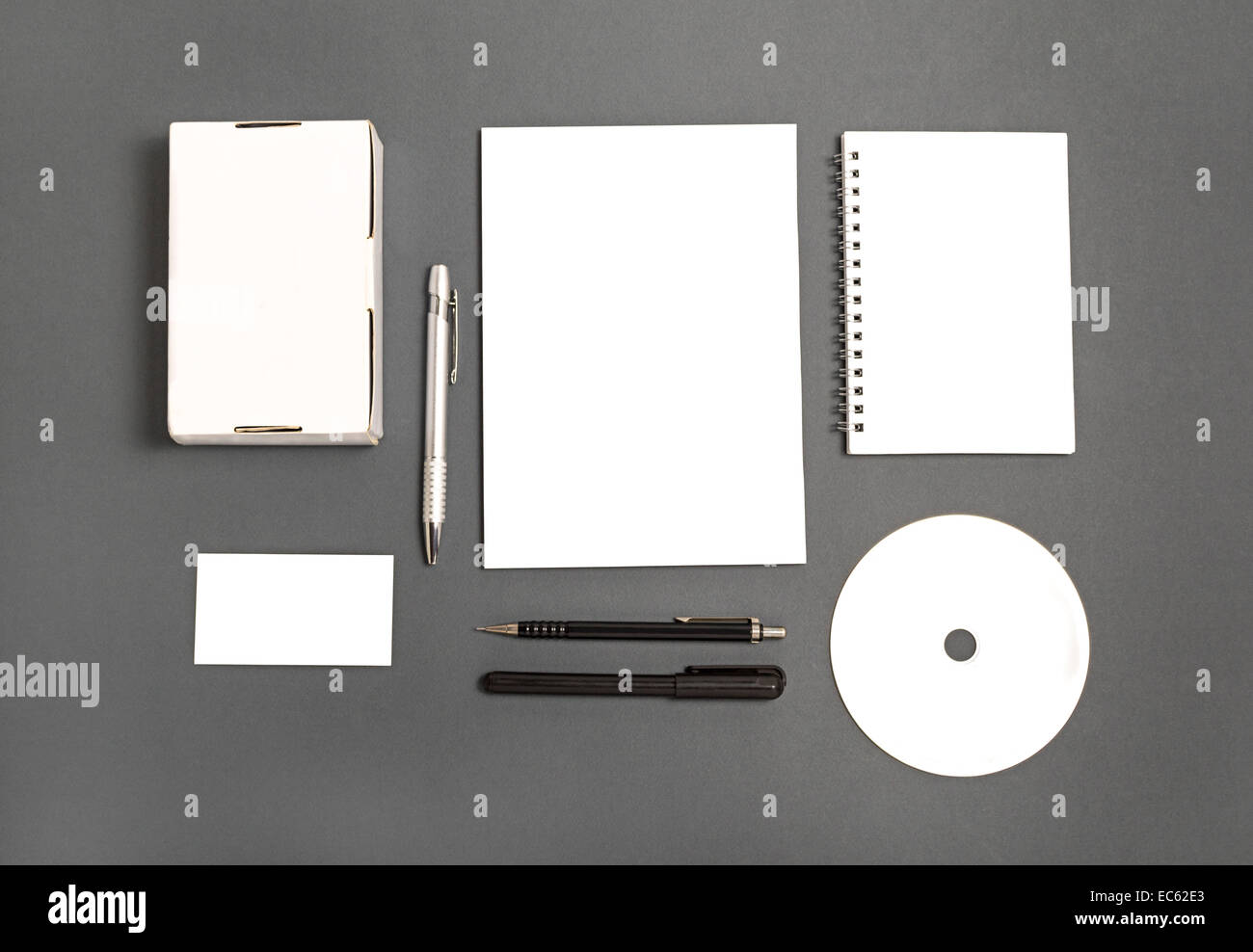 Blank stationery set : business cards, booklet, fogli, notebook, CD, cassette e matita. Foto Stock