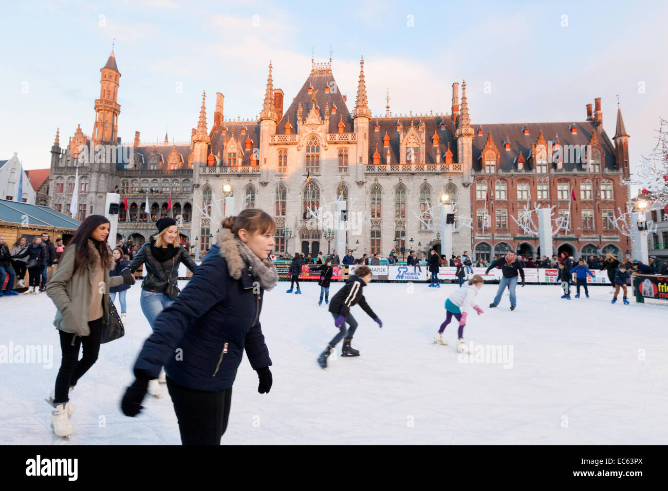 La gente sulla pista di pattinaggio su ghiaccio a Bruges Mercatino di Natale in piazza del mercato e il centro di Bruges, Belgio Europa Foto Stock