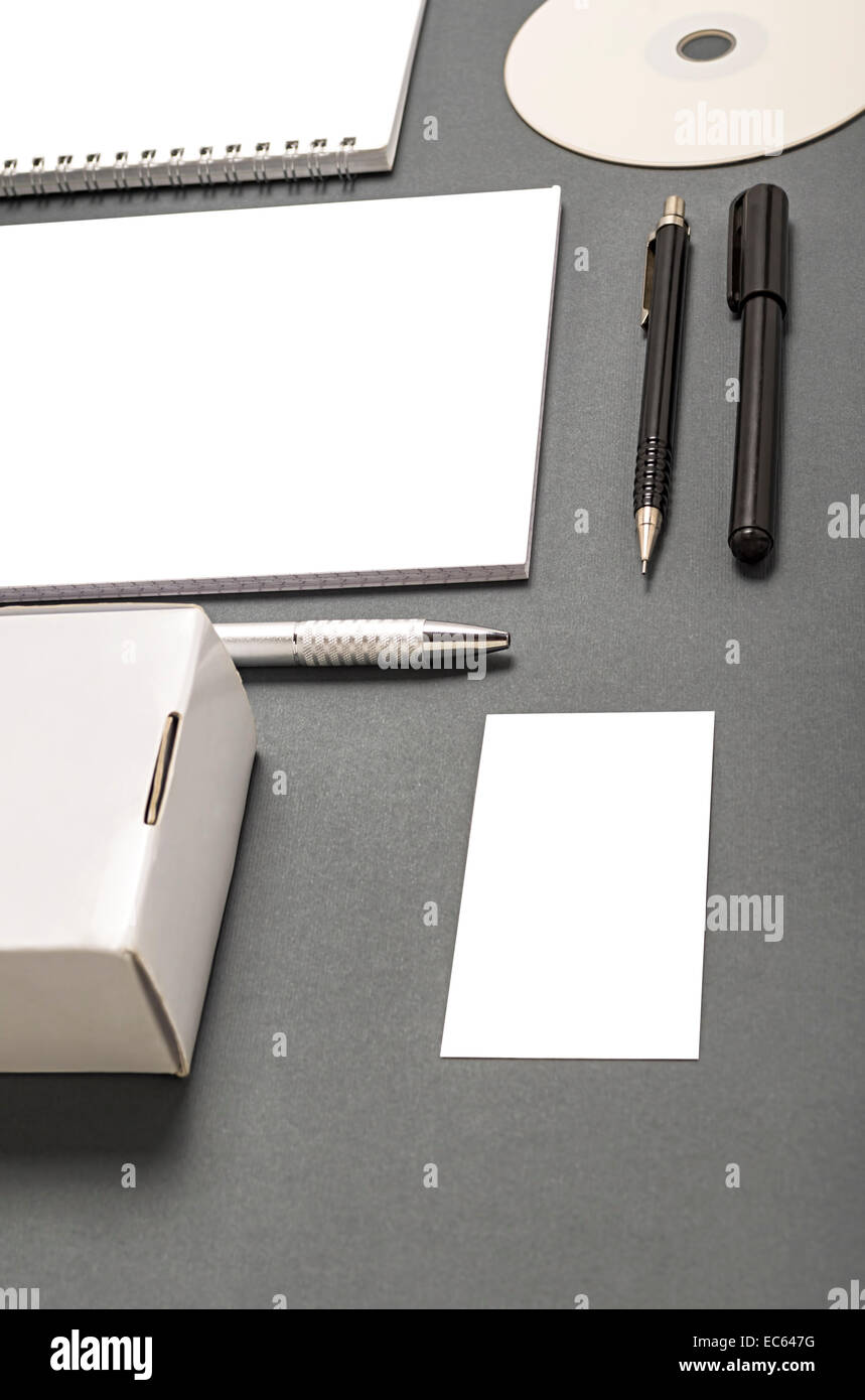 Blank stationery set : business cards, booklet, fogli, notebook, CD, cassette e matita. Foto Stock