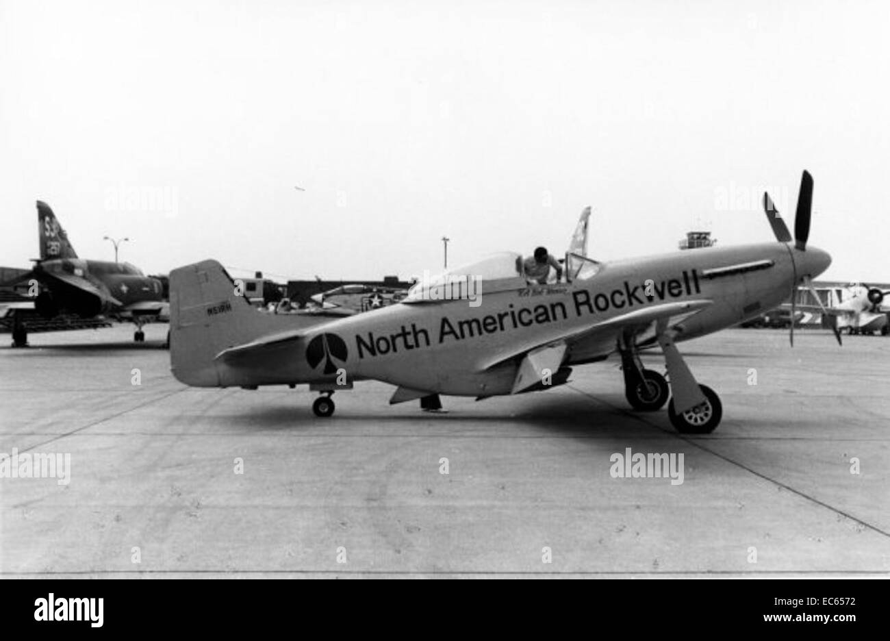 Questa immagine della Charles Daniels Collection mostra un P-51 Mustang nordamericano, uno dei velivoli da combattimento più iconici della seconda guerra mondiale. Il P-51 è stato fondamentale per la vittoria degli Alleati grazie alla sua lunga autonomia e versatilità nelle missioni di combattimento. Foto Stock