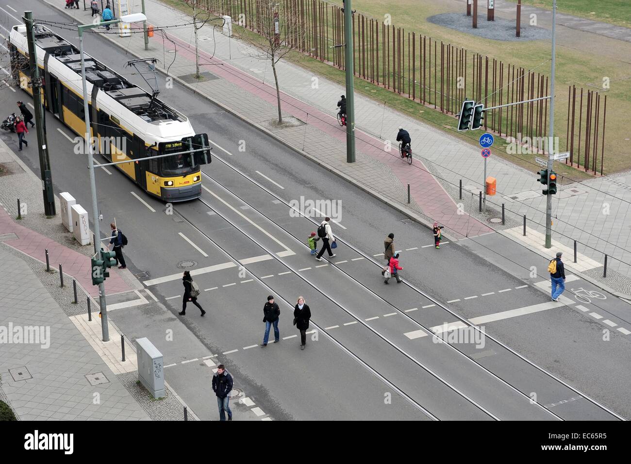 Un tram aziona il Giovedi, 05.04.2012 attraverso la Bernauer street a Berlino. Foto Stock