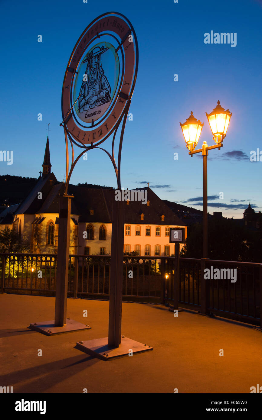 La Mosella e il Ponte San Nicolò Cusanusstift ospedale di notte Bernkastel Kues medio regione Mosella Bernkastel distretto Foto Stock