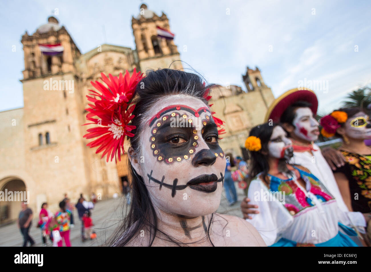 Una donna che indossa lo scheletro di vernice faccia pone in costume durante il Giorno dei Morti Festival noto in spagnolo come d'un de Muertos Ottobre 30, 2014 in Oaxaca, Messico. Foto Stock
