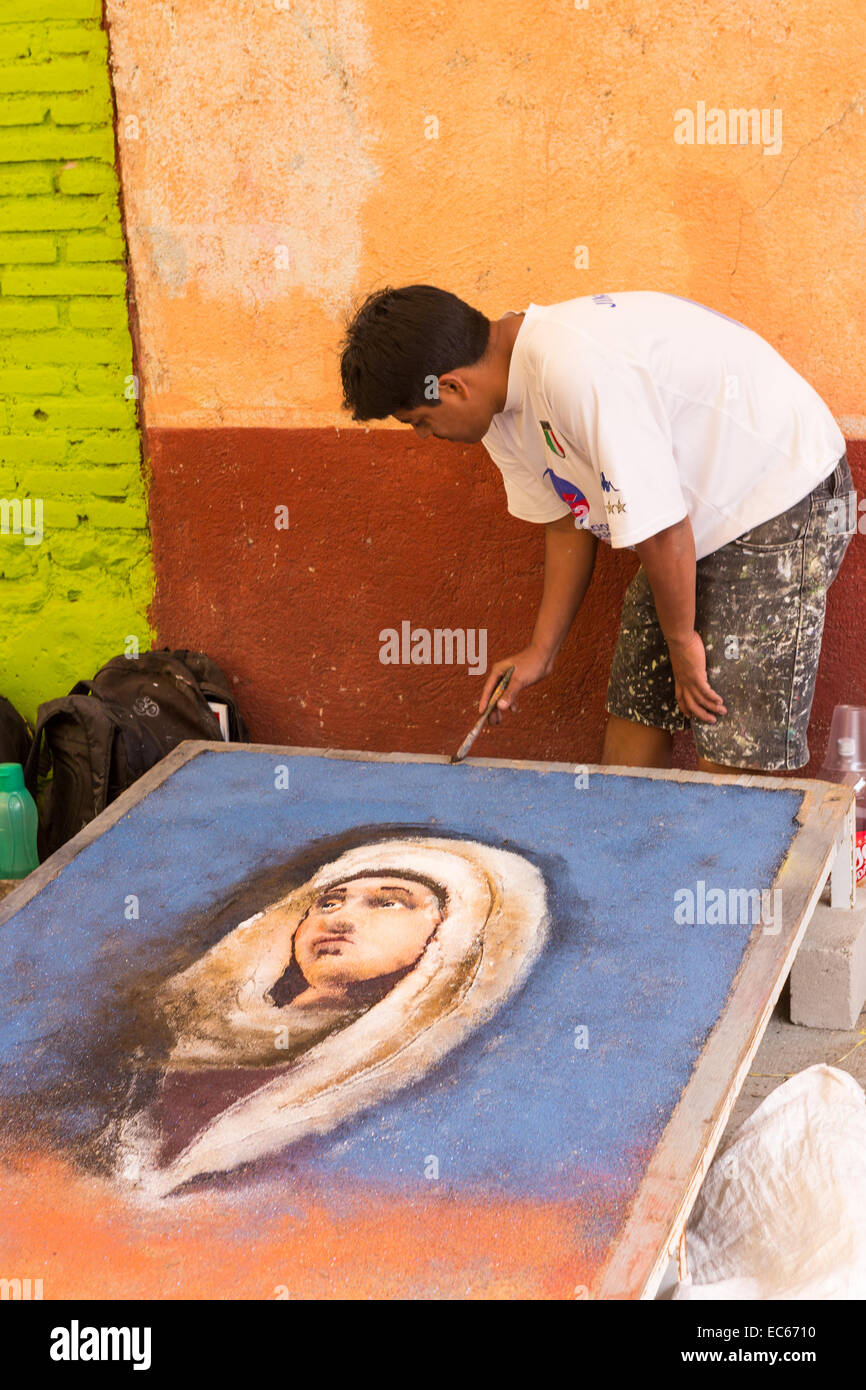 Artisti messicani creare elaborare la pittura con la sabbia durante il giorno dei morti festival noto in spagnolo come d'un de Muertos al vecchio cimitero Ottobre 31, 2014 in Xoxocotlan, Messico. Foto Stock