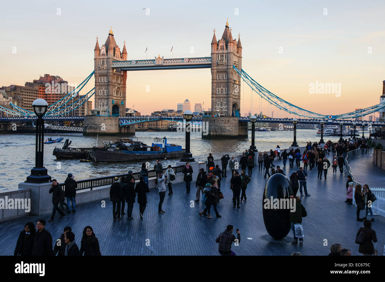 A sud del Fiume Tamigi con il Tower Bridge al tramonto, Londra England Regno Unito Regno Unito Foto Stock