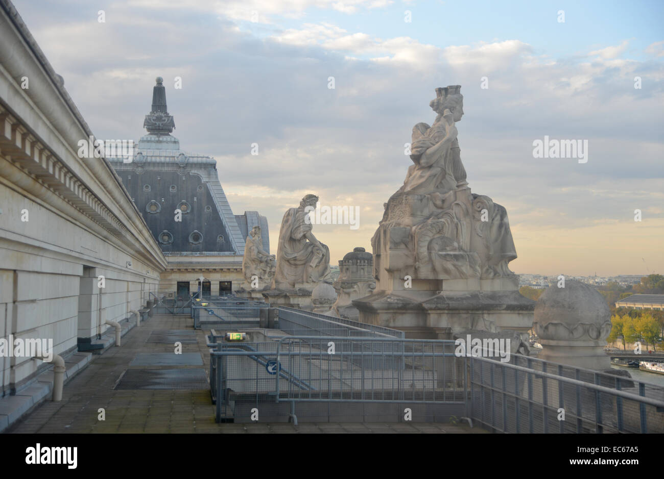Cielo di Parigi dal tetto del Musee d'Orsay , statue in la morbida luce della sera Foto Stock