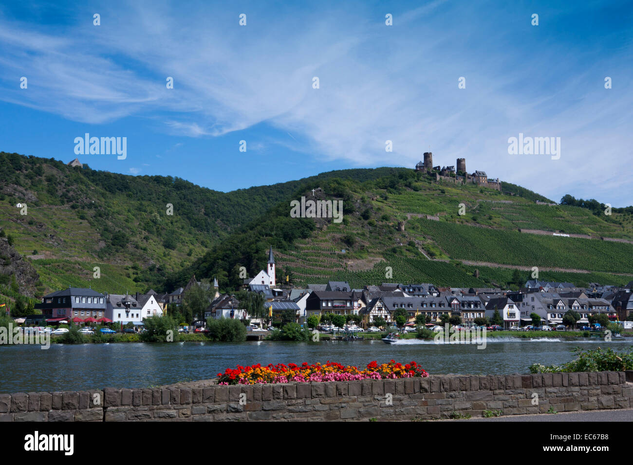 Vista sul Fiume Moselle verso Alken con Burg Thurant quartiere Castello Mayen Coblenza nella Renania Palatinato Germania Europa Foto Stock