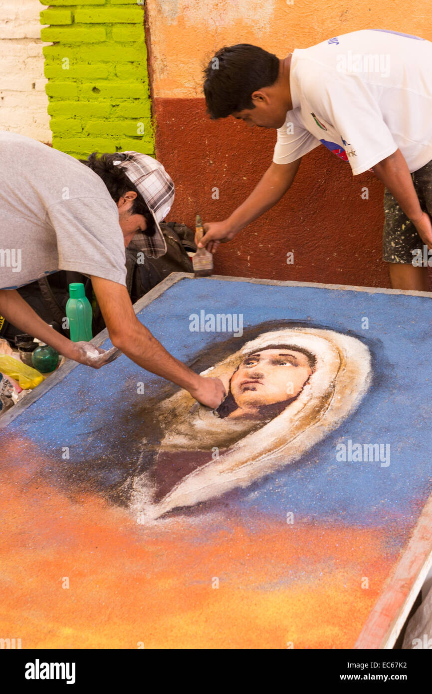 Artisti messicani creare elaborare la pittura con la sabbia durante il giorno dei morti festival noto in spagnolo come d'un de Muertos al vecchio cimitero Ottobre 31, 2014 in Xoxocotlan, Messico. Foto Stock