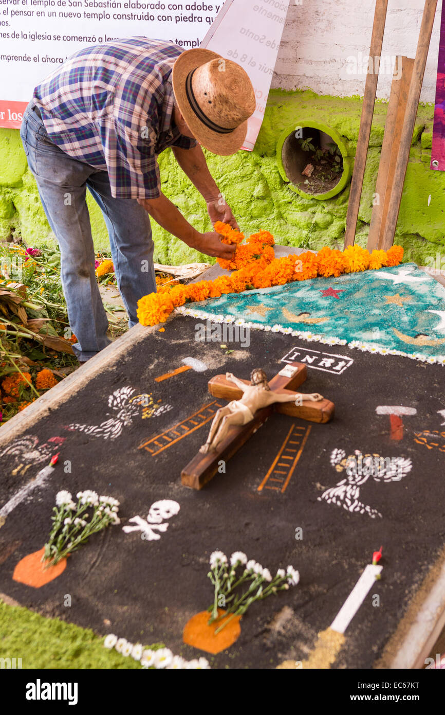 Artisti messicani creare elaborare la pittura con la sabbia durante il giorno dei morti festival noto in spagnolo come d'un de Muertos al vecchio cimitero Ottobre 31, 2014 in Xoxocotlan, Messico. Foto Stock