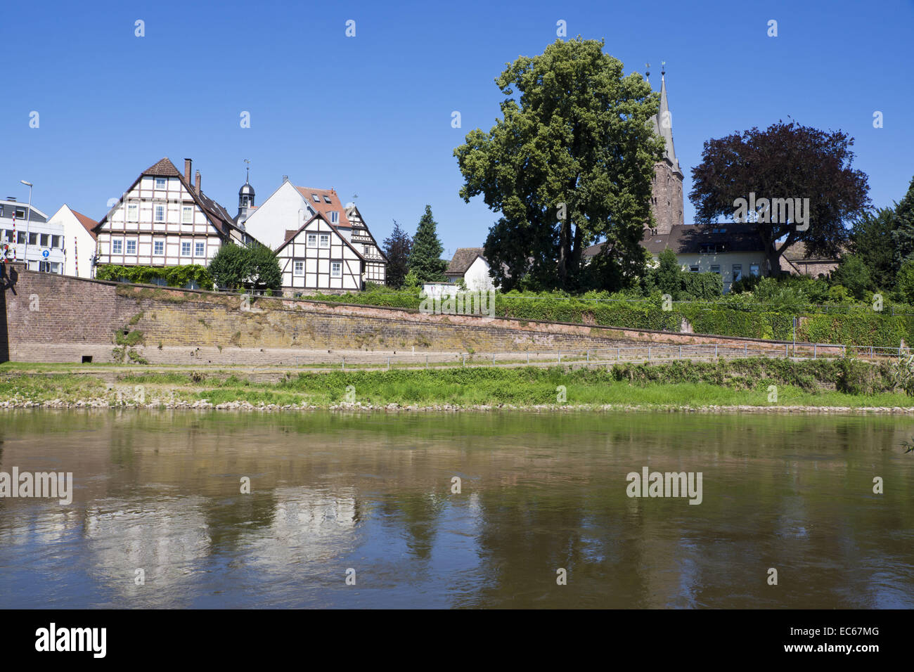 Vista dal fiume di Weser di Hoexter con la Santa Chiesa Kiliani, Weser Uplands, Renania settentrionale-Vestfalia, Germania, Europa Foto Stock