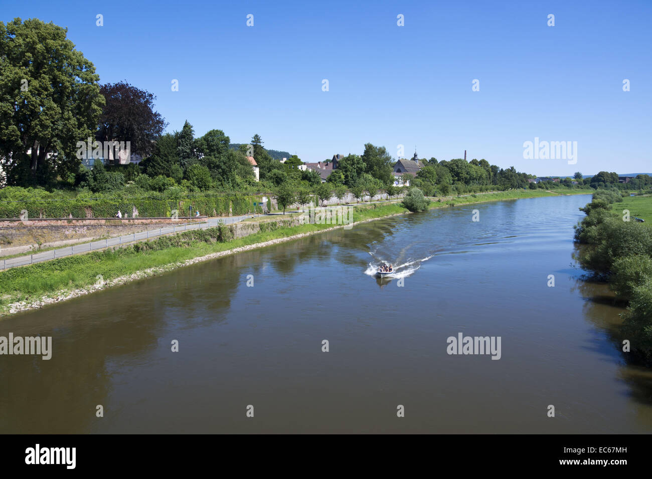 Pista ciclabile lungo il fiume Weser, Hoexter, Weser Uplands, Renania settentrionale-Vestfalia, Germania, Europa Foto Stock