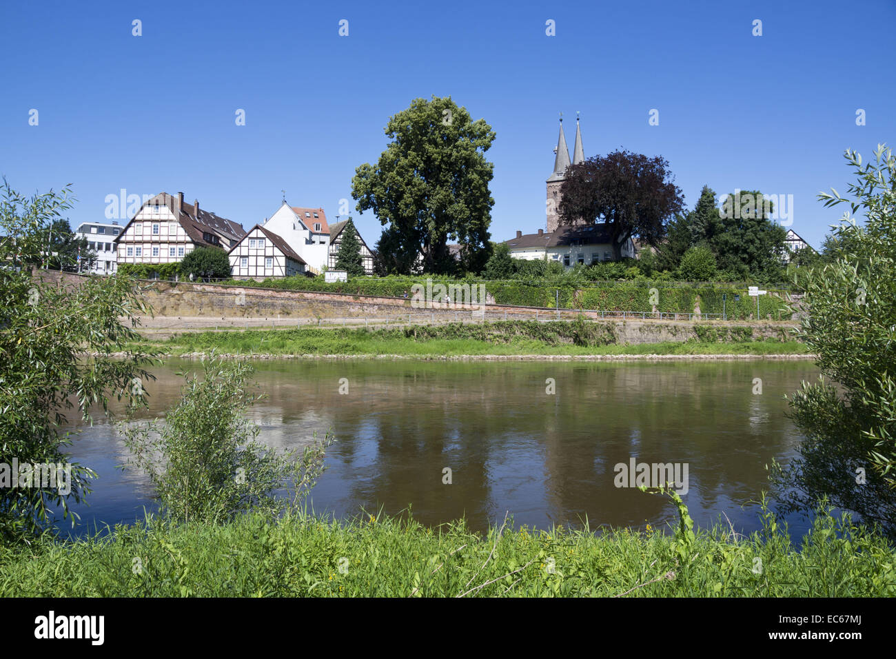 Vista dal fiume di Weser di Hoexter, Weser Uplands, Renania settentrionale-Vestfalia, Germania, Europa Foto Stock