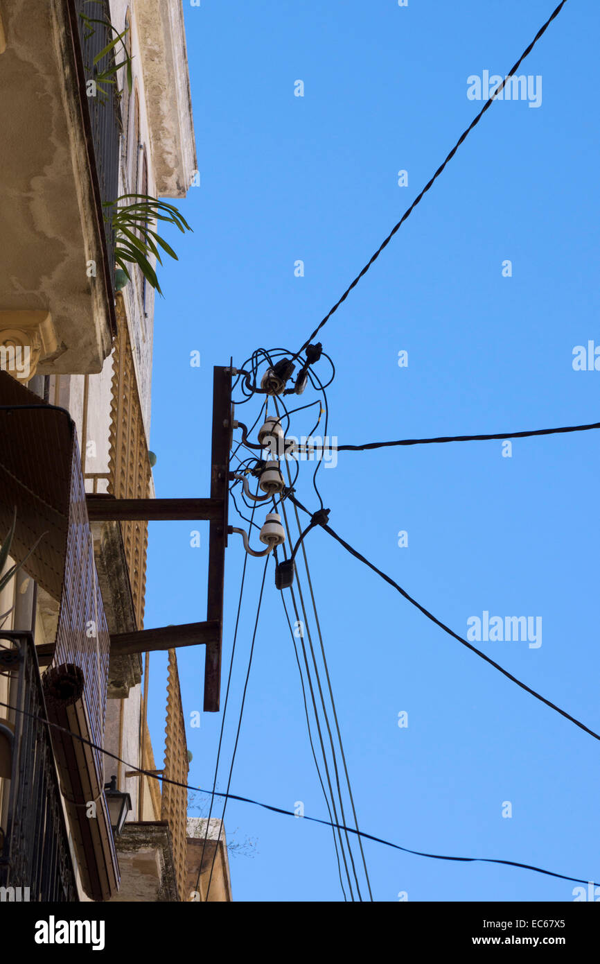 Le linee di alimentazione di potenza, Arenys de Mar, Costa del Maresme, Comarca del Maresme, Provincia di Barcellona, Spagna, Europa Foto Stock