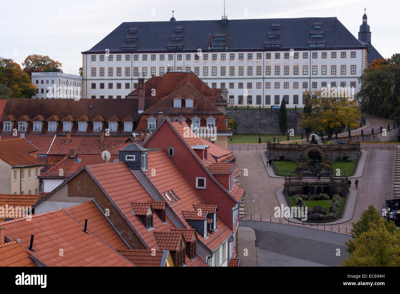 Vista dalla torre del palazzo comunale verso la piazza Hauptmarkt e Schloss Friedenstein castello, Gotha, Turingia, Germania, Europa Foto Stock