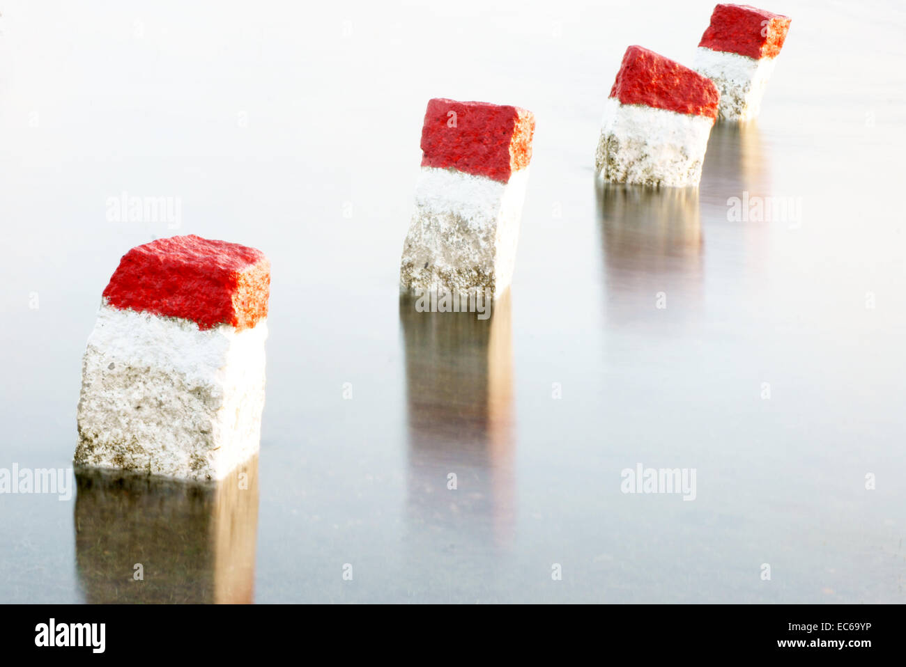 Limitazione delle pietre nel fiume Foto Stock