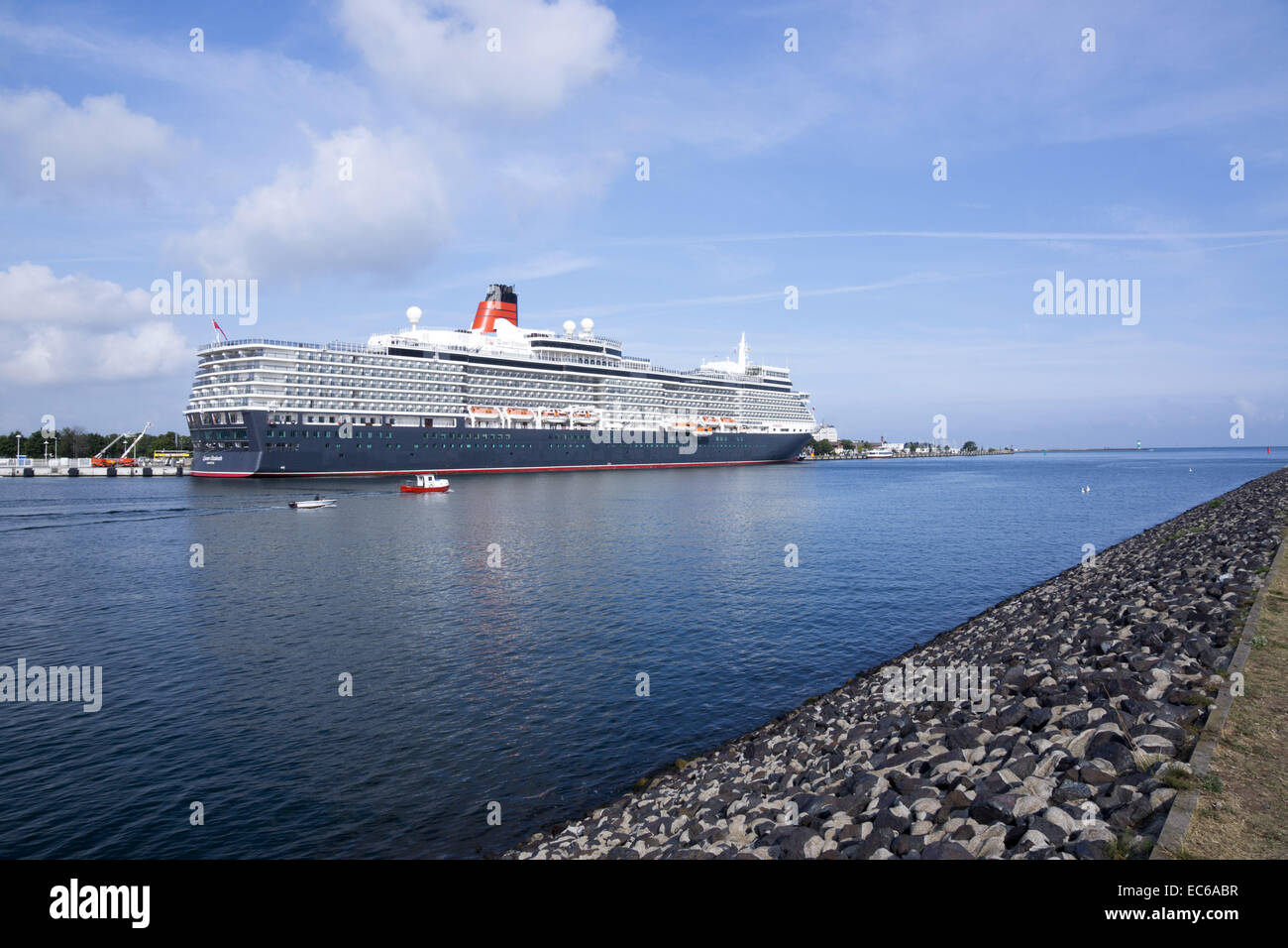 Nave da crociera Queen Elizabeth nel porto di Warnemuende città anseatica di Rostock Mar Baltico Meclemburgopomerania Occidentale, Germania Foto Stock
