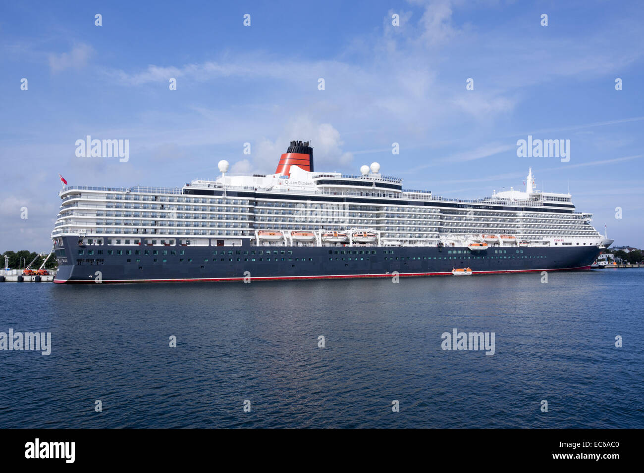 Nave da crociera Queen Elizabeth nel porto di Warnemuende città anseatica di Rostock Mar Baltico Meclemburgopomerania Occidentale, Germania Foto Stock