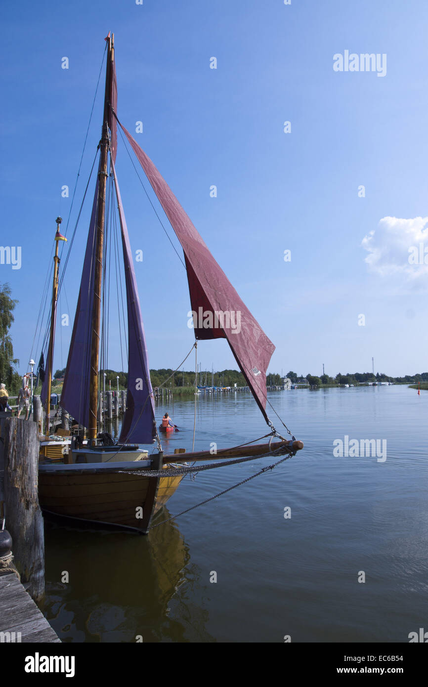 Zeesenboat nel porto di Zingst, distretto Vorpommern-Ruegen, Meclenburgo-Pomerania Occidentale, Germania, Europa Foto Stock