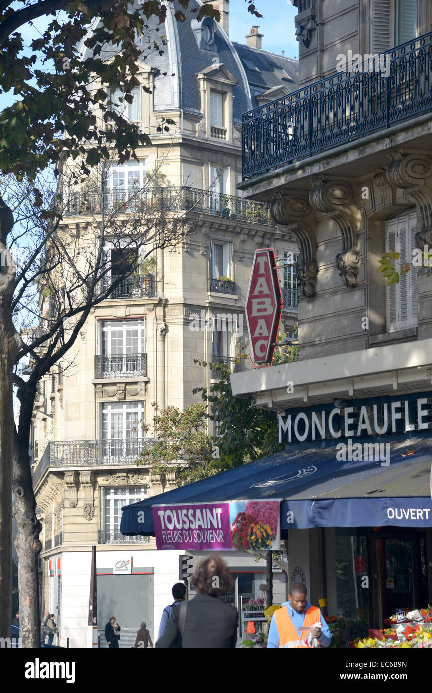 Paris street corner shop, Tabac, store e grand appartamento edifici su un viale alberato Foto Stock