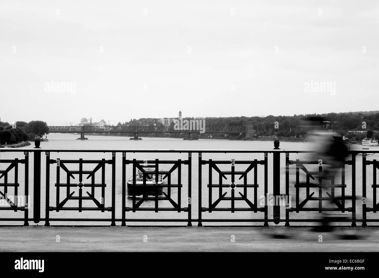 Attraversando il ponte Foto Stock